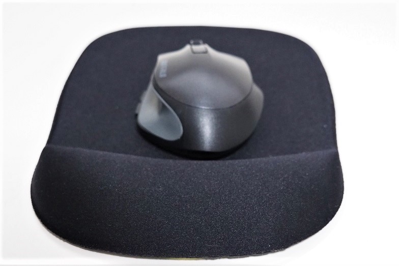 マウスパッドにのったバッファロー Bluetoothマウス