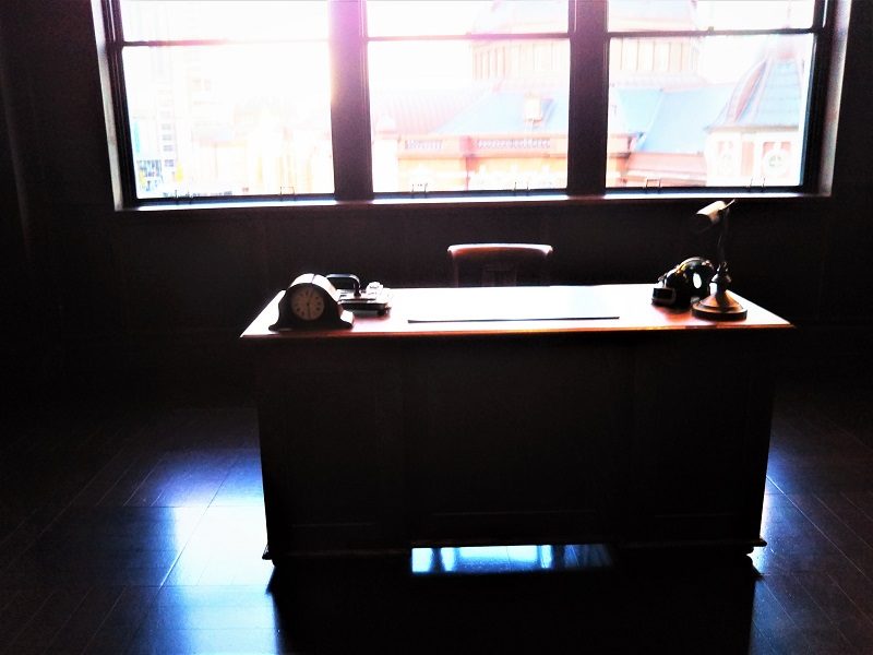 KITTE 丸の内4階　旧東京中央郵便局長室の机と椅子