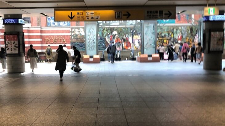 横浜駅東口地下街ポルタ行きエスカレーター