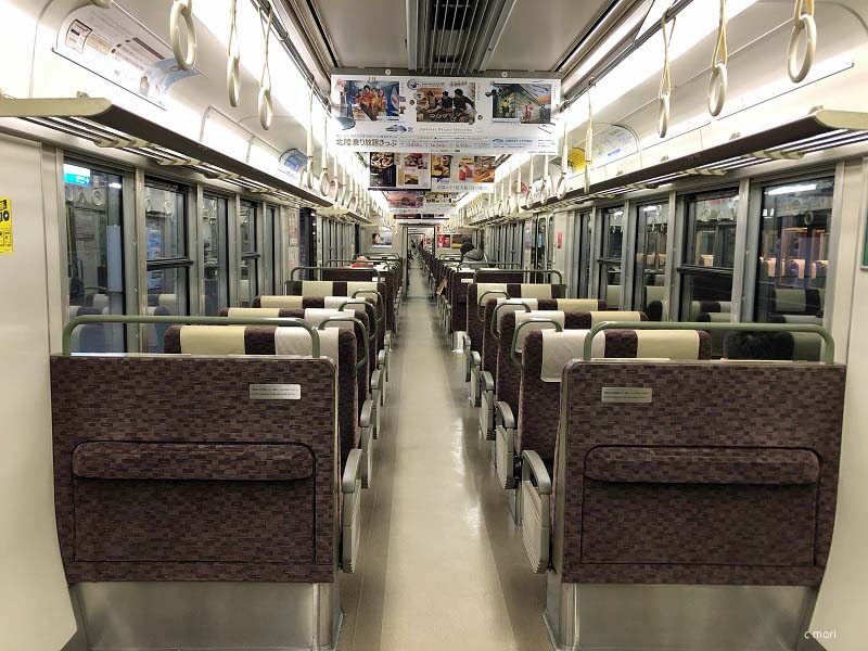 JR西日本東海道本線223系の車内