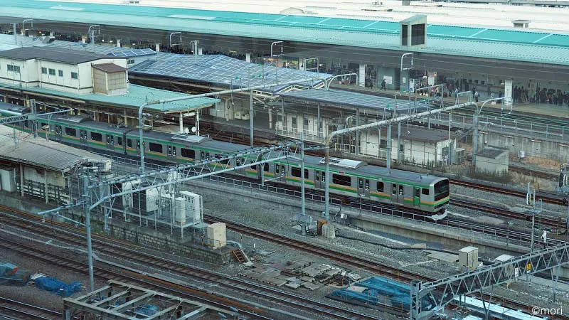 KITTEガーデンから見る東京駅の東海道線