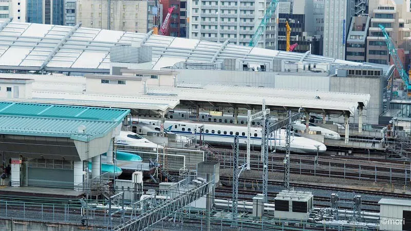 KITTEガーデンから見る東京駅に到着している新幹線